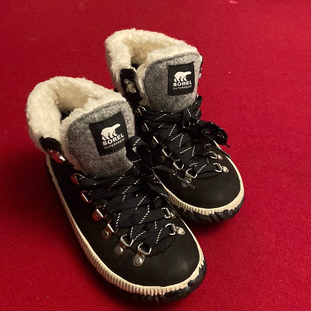 Sorel short black book. EUC look at all pictures worn only a couple of times